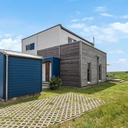 2 Bedroom Stunning In Tossens Holiday home Stick
